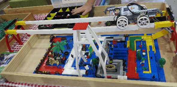 Minifig Garden with Maze